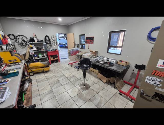 294M² FACTORY FOR SALE IN ANDERBOLT